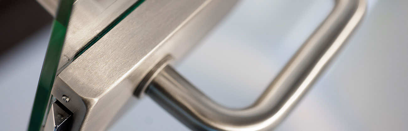 Türgriff an Glastür Türgriff in Edelstahl Design an Glastür montiert