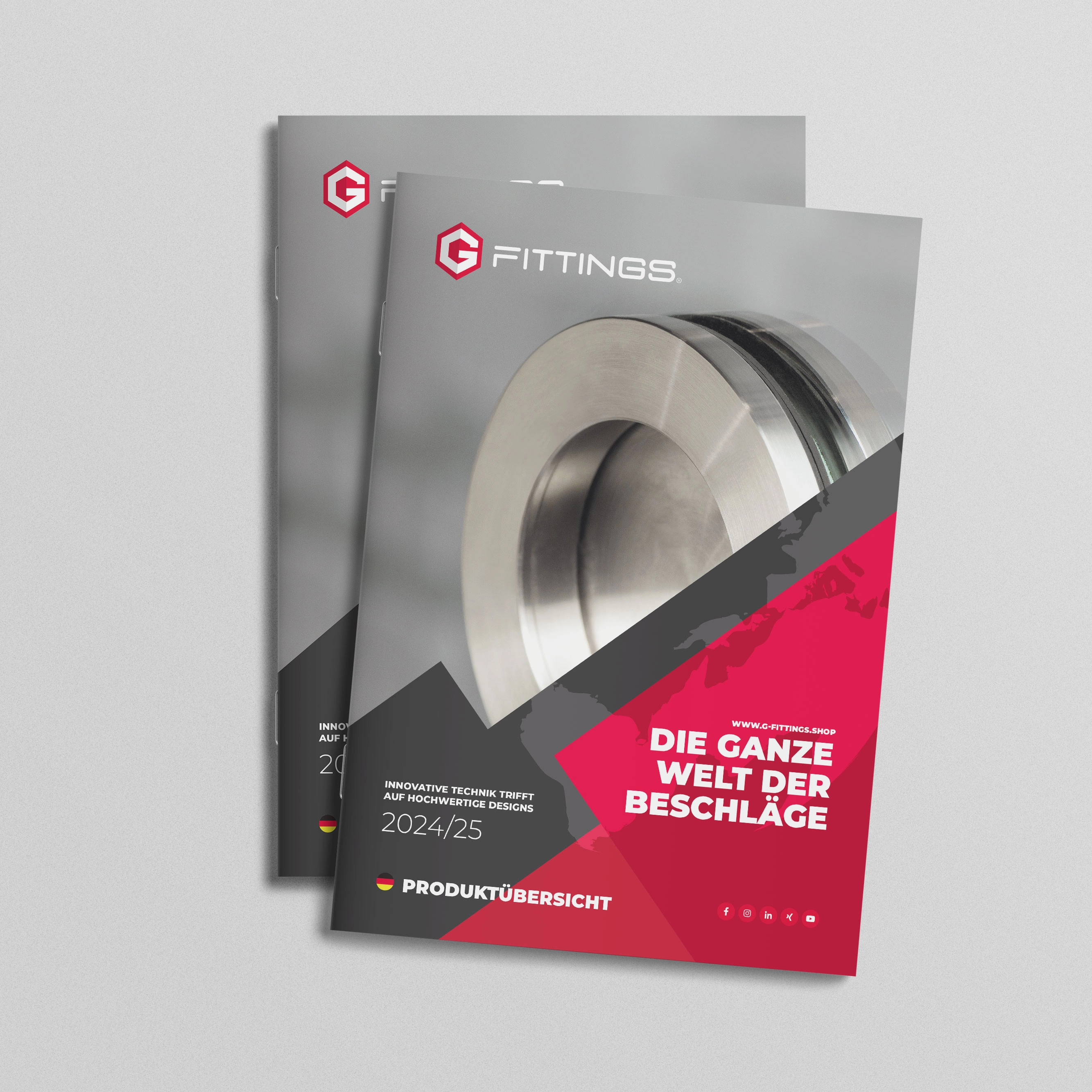 2 Broschüren der Produktübersicht liegen leicht versetzt übereinander 2 Broschüren der Produktübersicht liegen leicht versetzt übereinander