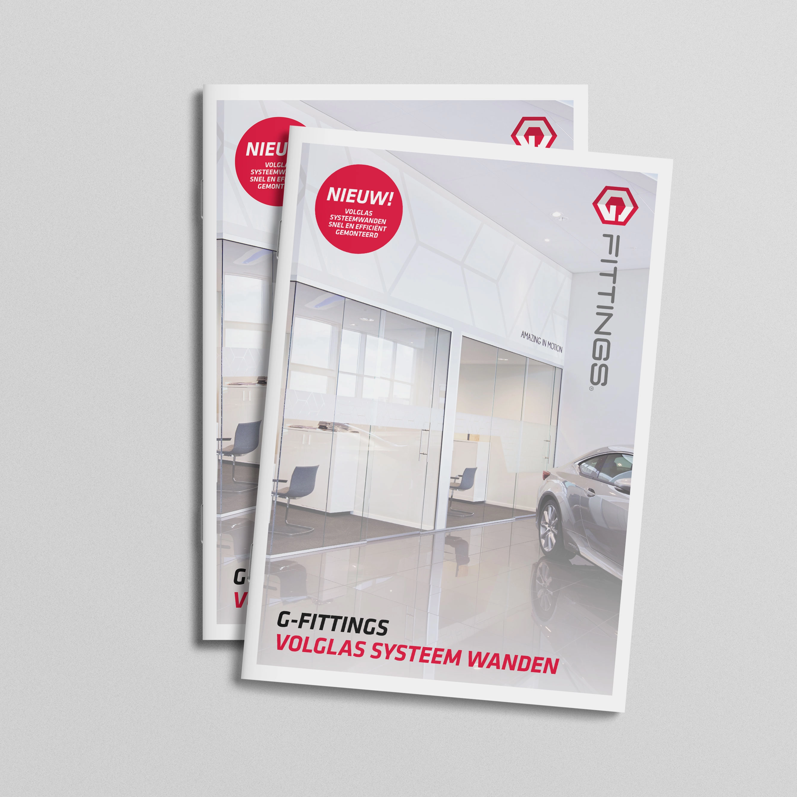 2 brochures van G-Fittings over de volledig glazen wanden liggen een beetje scheef op elkaar op een tafel