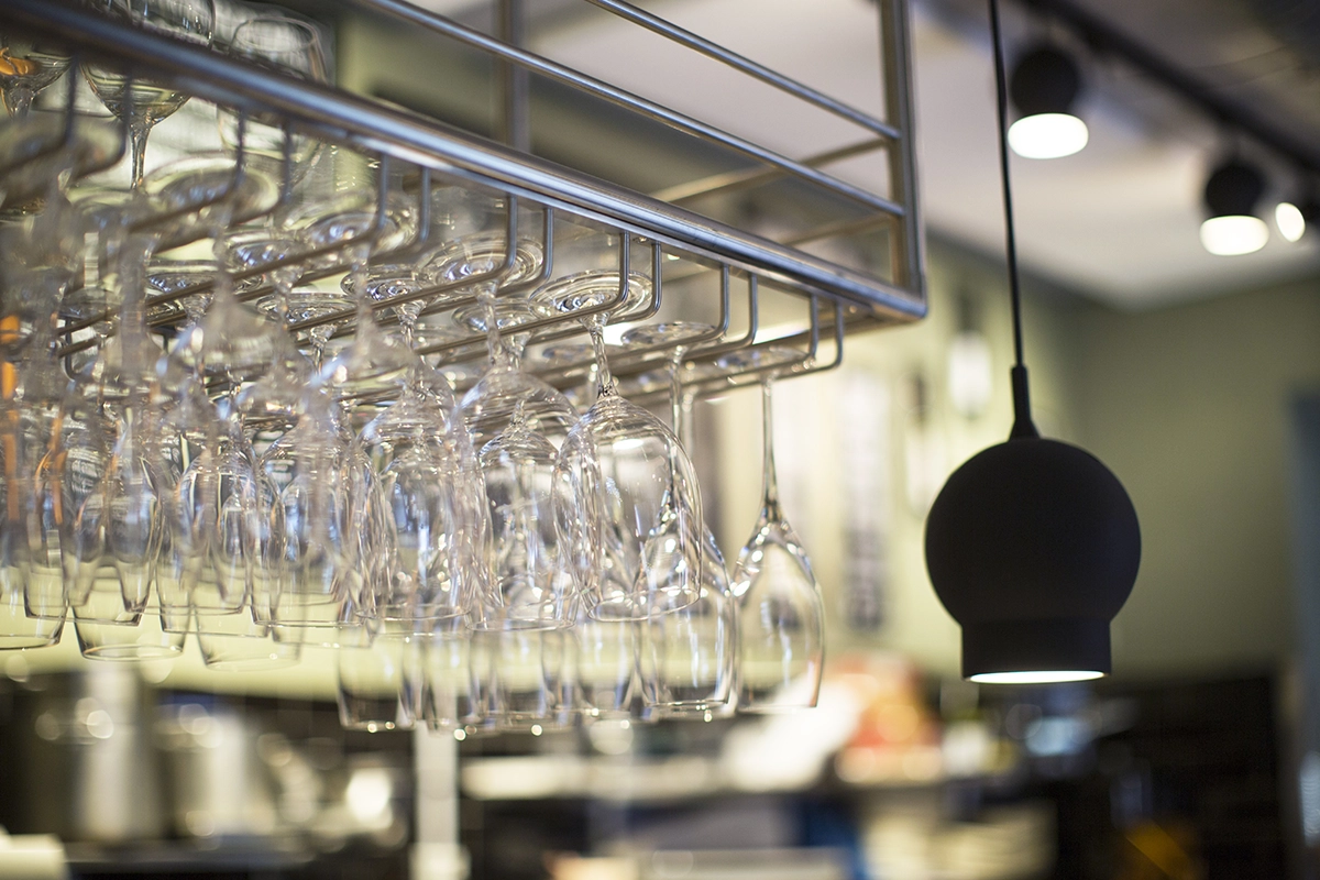 Gläserhalter in Edelstahl in einem Restaurant mit Gläsern gefüllt