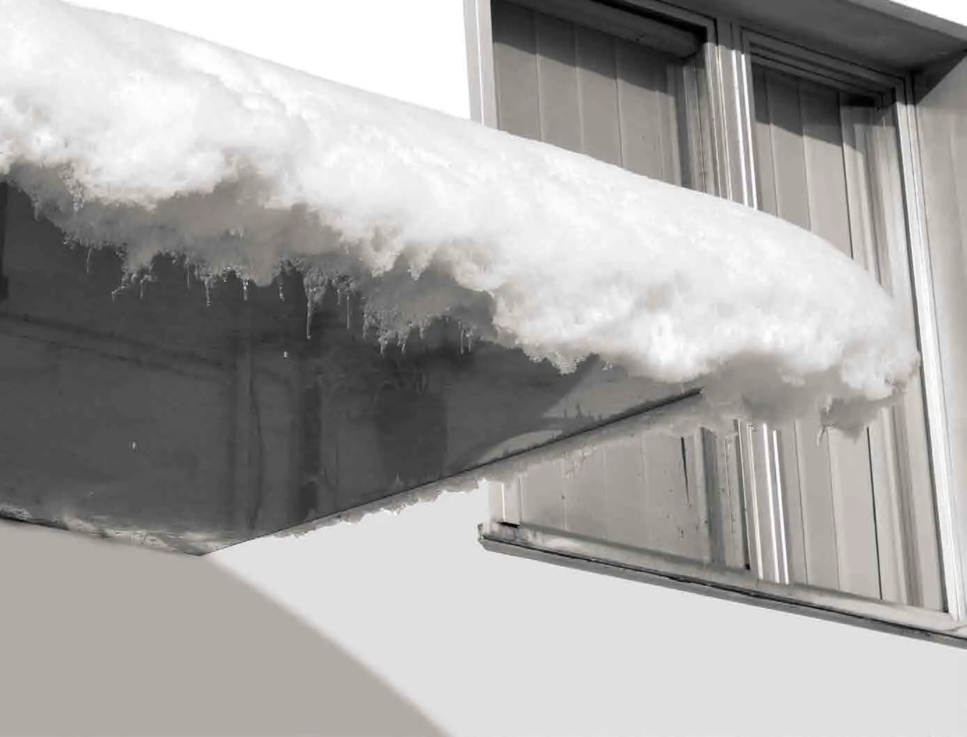 Freitragendes Vordach mit Schnee bedeckt
