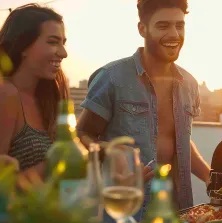 Freunde versammeln sich auf einer Terrasse um einen Grill Freunde versammeln sich auf einer Terrasse um einen Grill